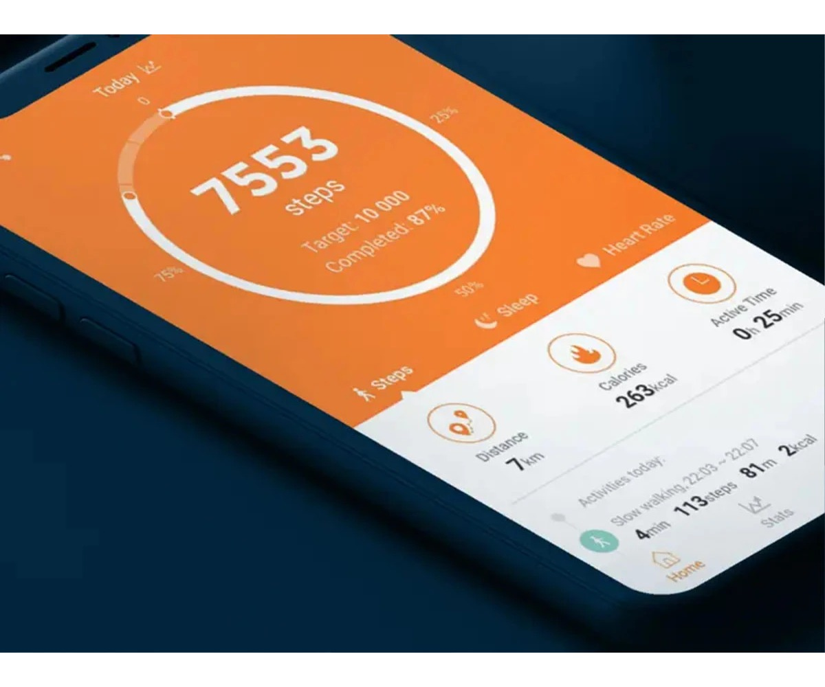La aplicacion de fitness en el movil muestra 7553 pasos, calorias quemadas y tiempo activo sobre fondo naranja.