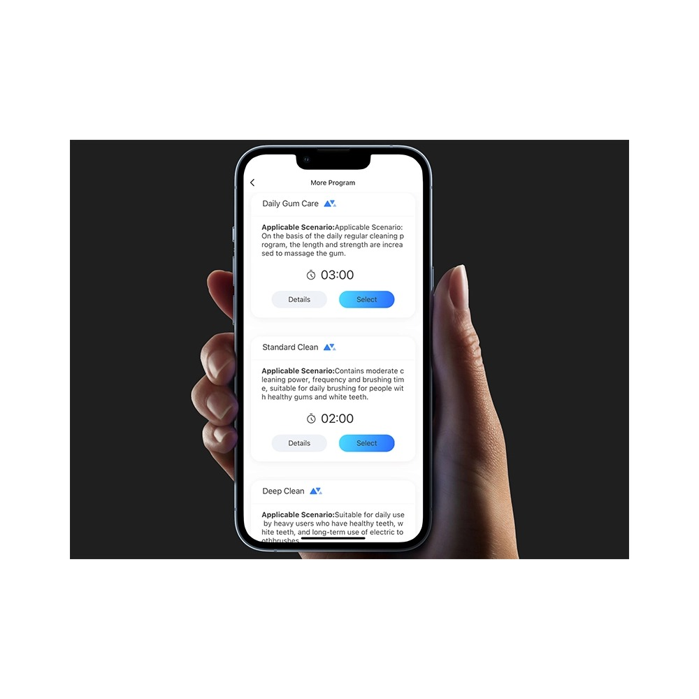 Eine Hand hält ein Smartphone, das eine App-Oberfläche mit Zahnputzprogrammen wie Daily Gum Care und Standard Clean zeigt.