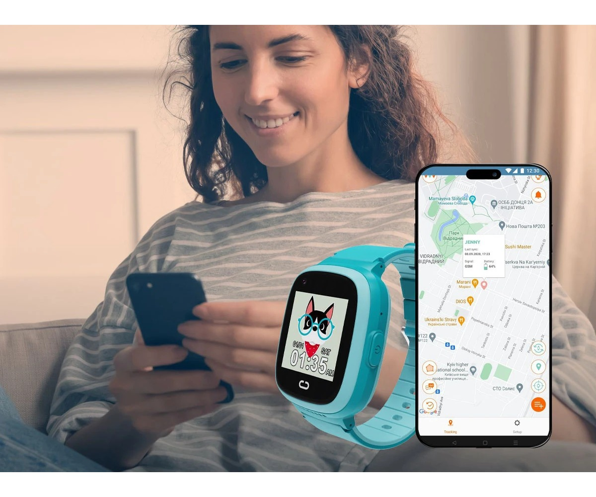 Uśmiechnięta kobieta w pasiastej koszulce trzyma smartfon z nakładką przedstawiającą smartwatch i mapę.