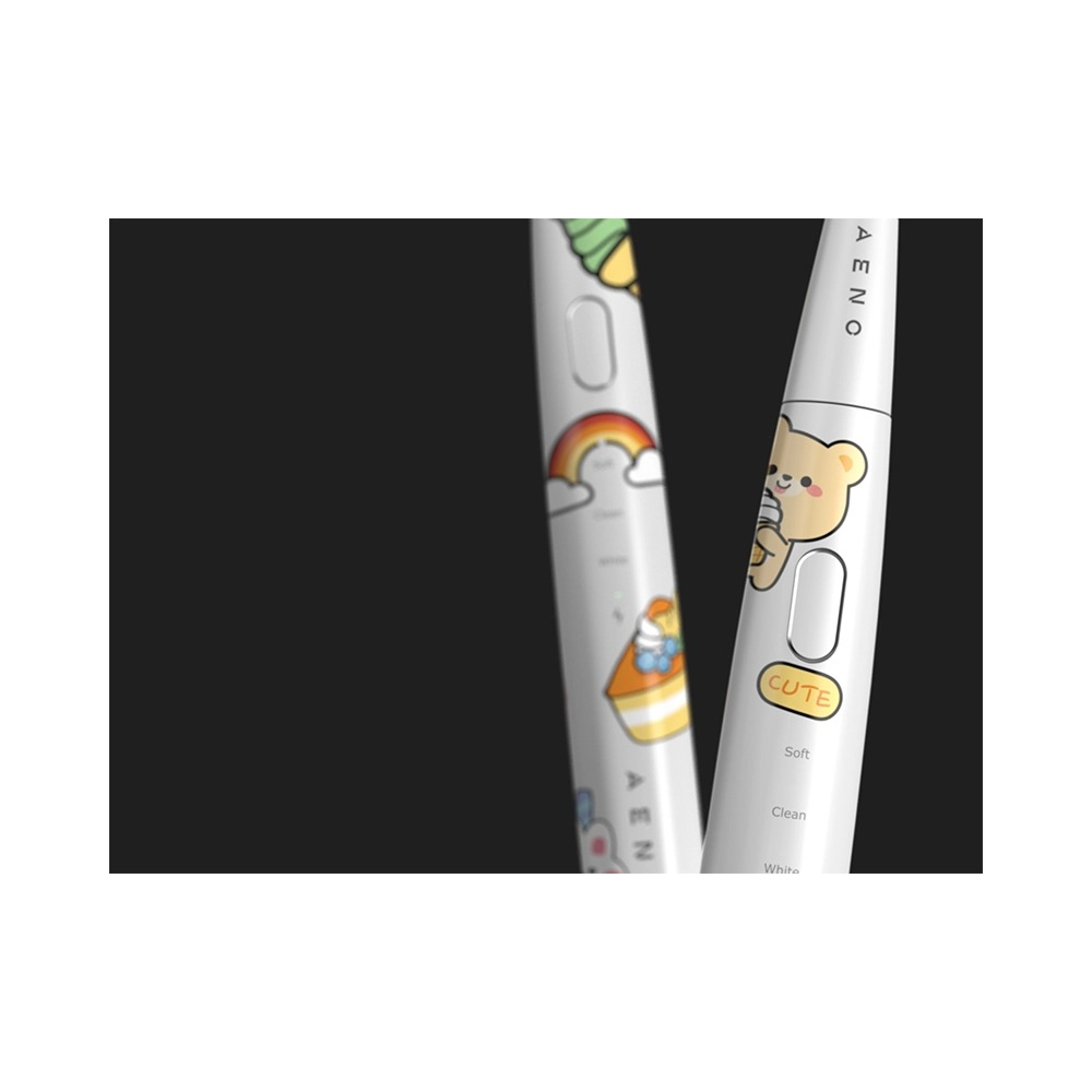 Zwei weiße Zahnbürsten mit süßen Cartoon-Motiven vor einem schwarzen Hintergrund.