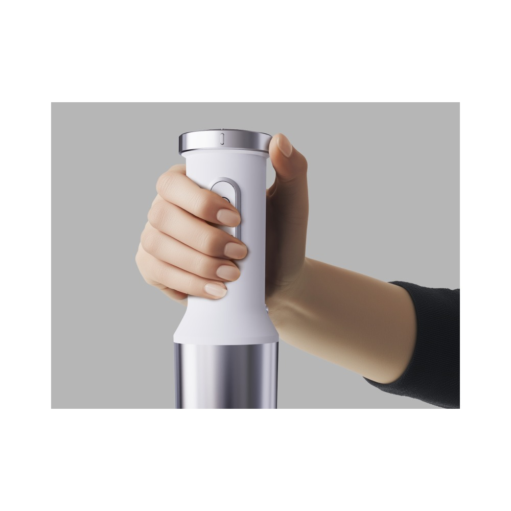 Dłoń trzyma biało-srebrny blender ręczny na szarym tle.