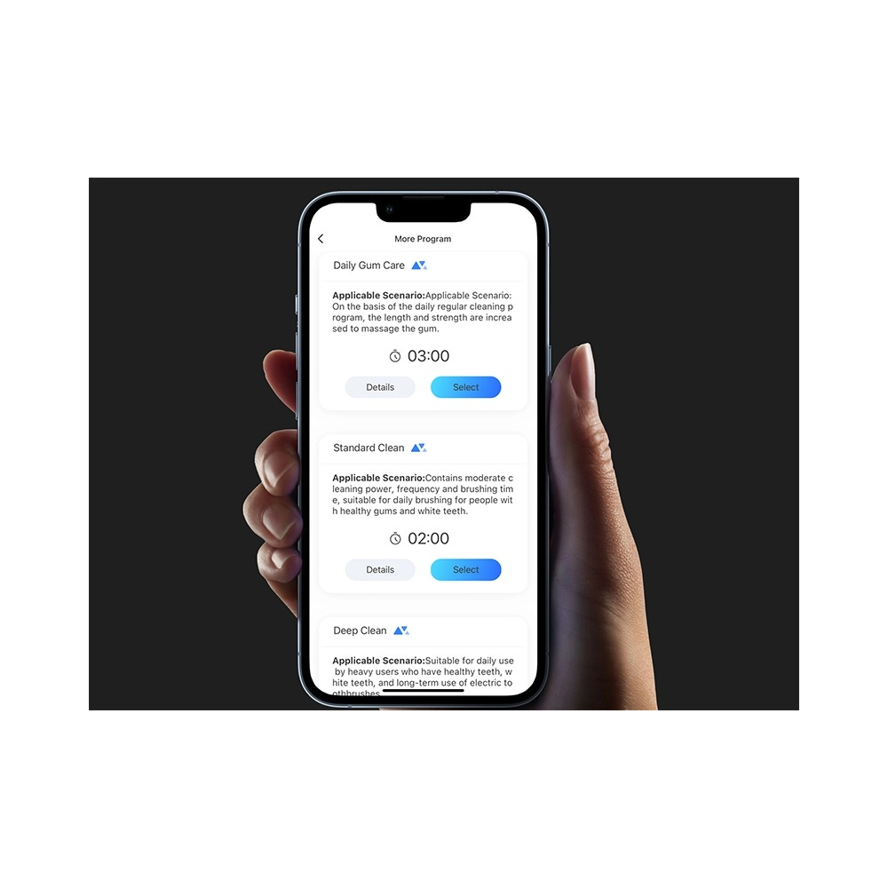 Eine Hand hält ein Smartphone mit einer Zahnbürsten-App und Reinigungsprogrammen.