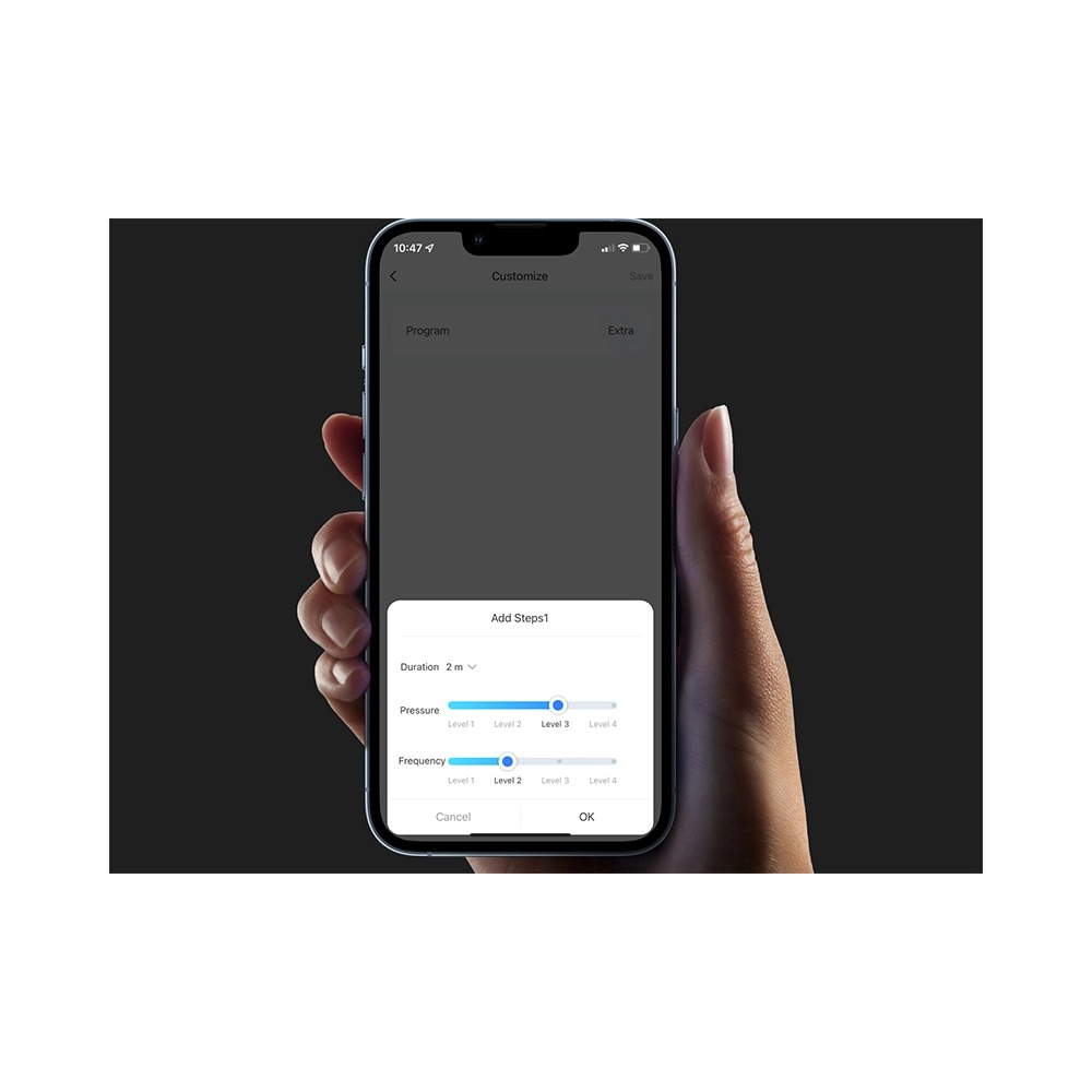 Hand hält Smartphone mit Anpassungs-App, die Schieberegler für Druck und Frequenz anzeigt.
