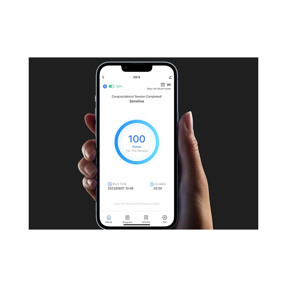 Smartphone in Hand zeigt eine App mit 100 Punkten für die Sitzung und einer kreisförmigen blauen Grafik.