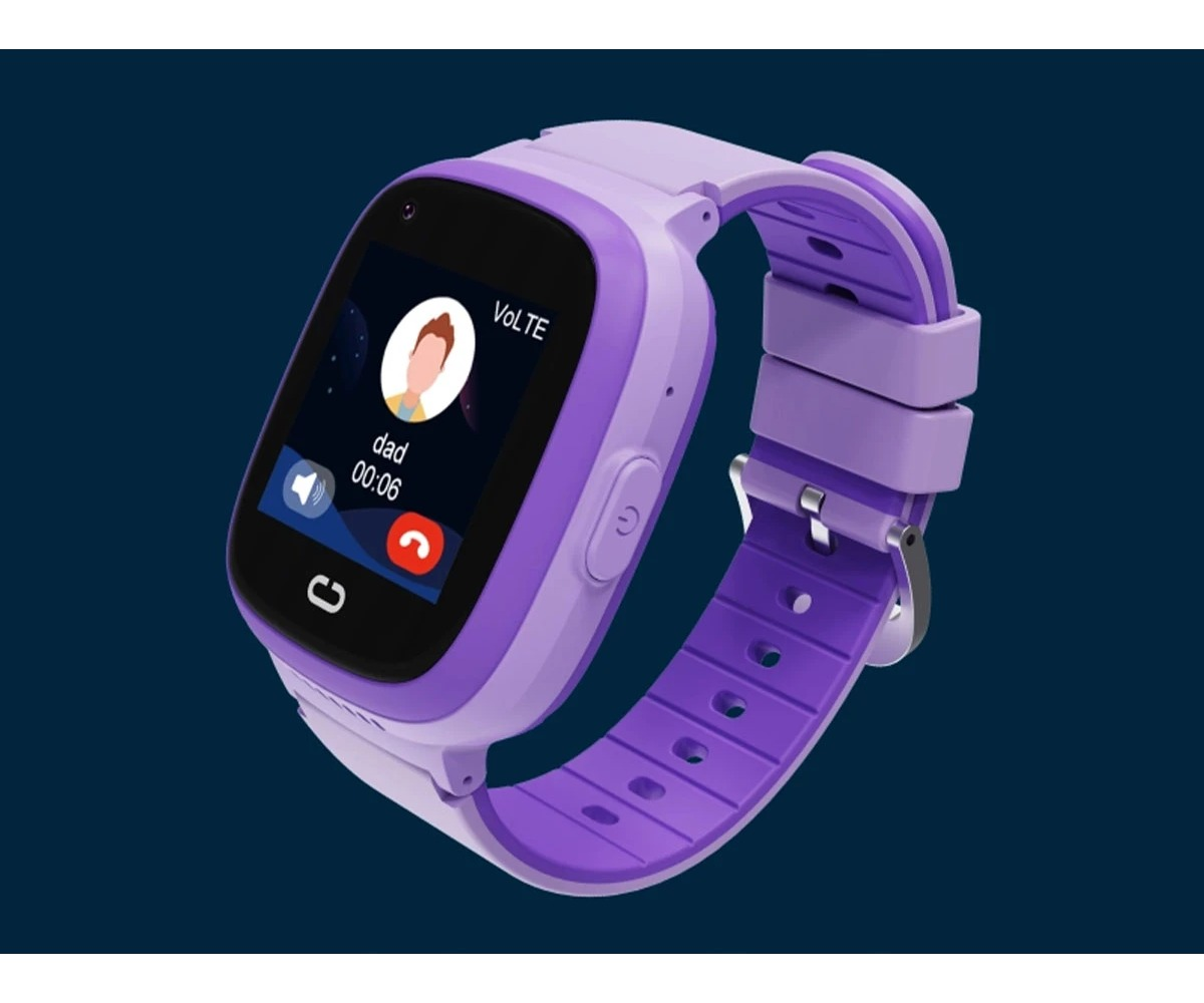Fioletowy smartwatch dla dzieci z wyświetlaczem pokazującym połączenie na ciemnym tle.