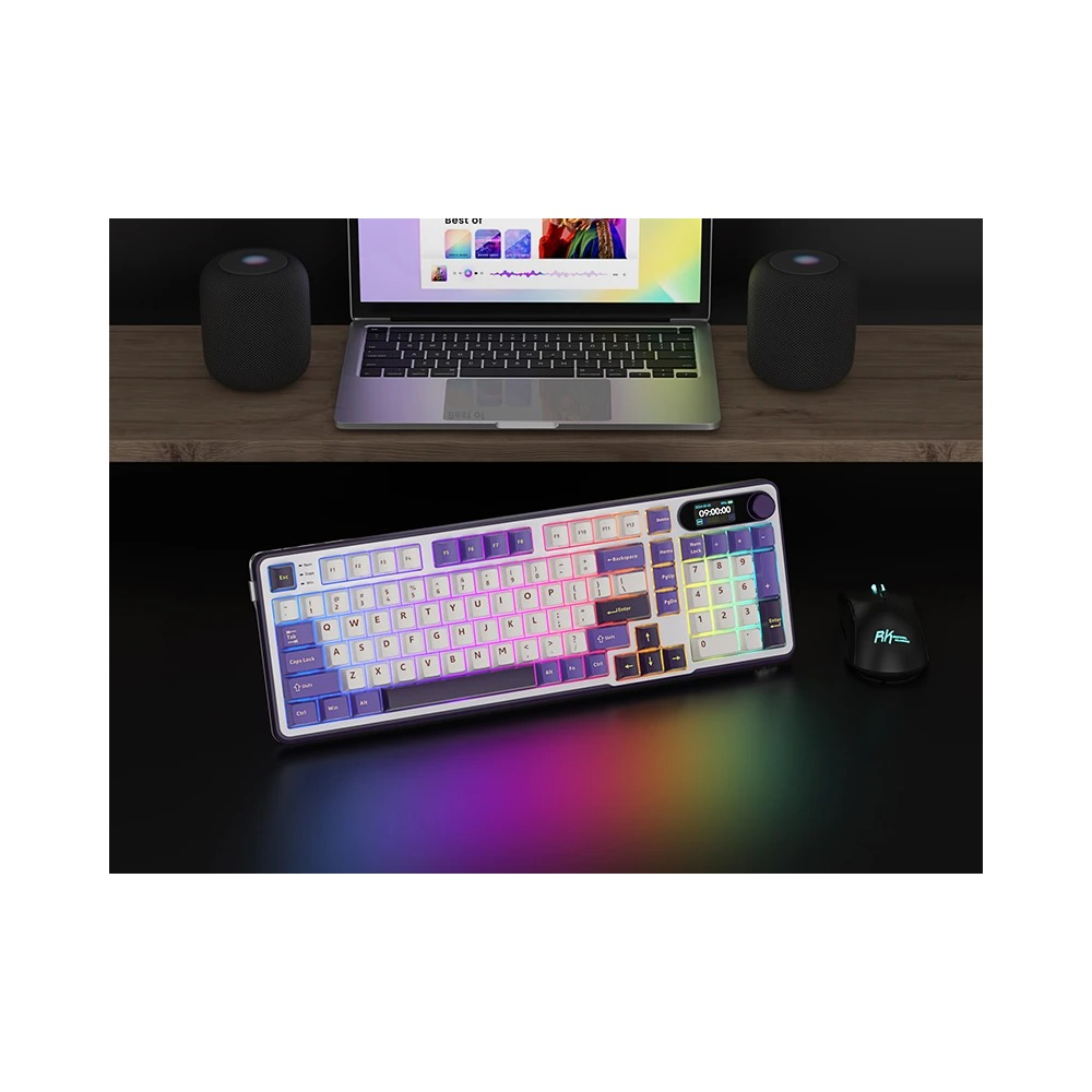 Klawiatura mechaniczna RGB z wyświetlaczem i myszą, a w tle laptop i dwa głośniki.
