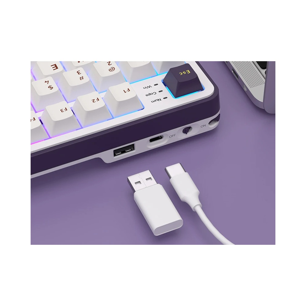 Fioletowo-biała klawiatura mechaniczna z odbiornikiem USB i kablem na fioletowym tle.