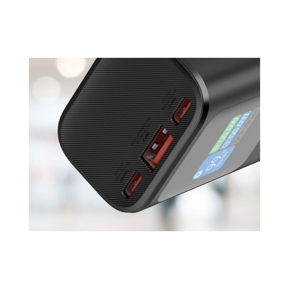 Czarna ładowarka szybka z dwoma portami USB-C, jednym portem USB-A i wyświetlaczem cyfrowym.