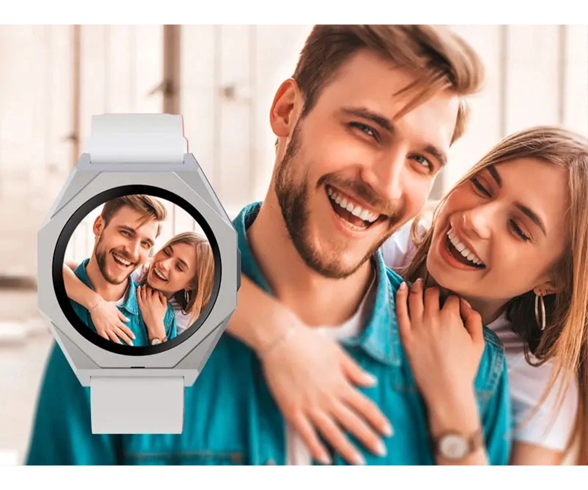 Biały smartwatch wyświetla na ekranie szczęśliwą parę, a w tle pozuje ta sama uśmiechnięta para.