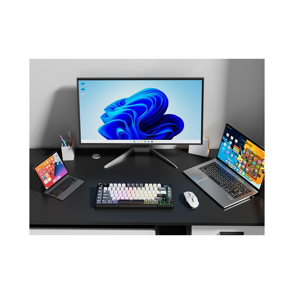Nowoczesne biurko z monitorem, laptopem, tabletem, klawiaturą mechaniczną i białą myszką.