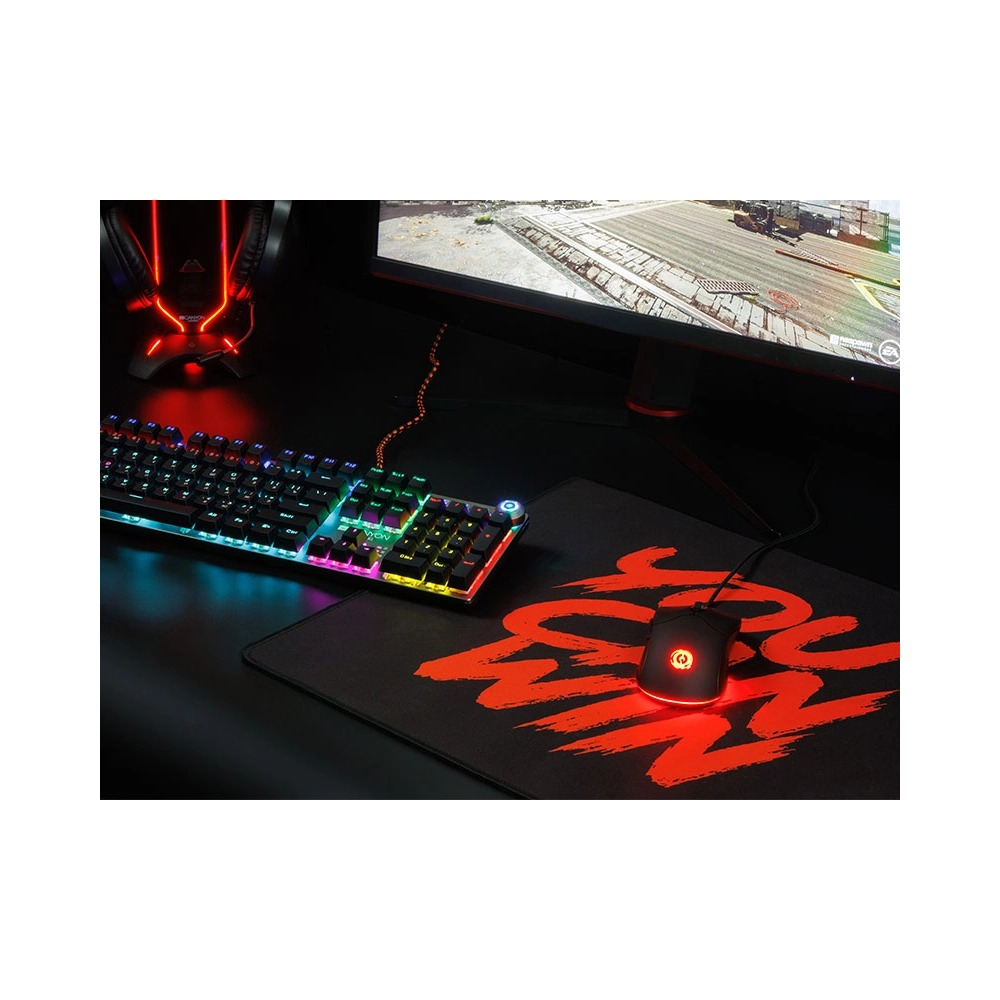 Biurko dla gracza z klawiaturą RGB, podświetlaną myszą na czerwonej podkładce, słuchawkami i monitorem.