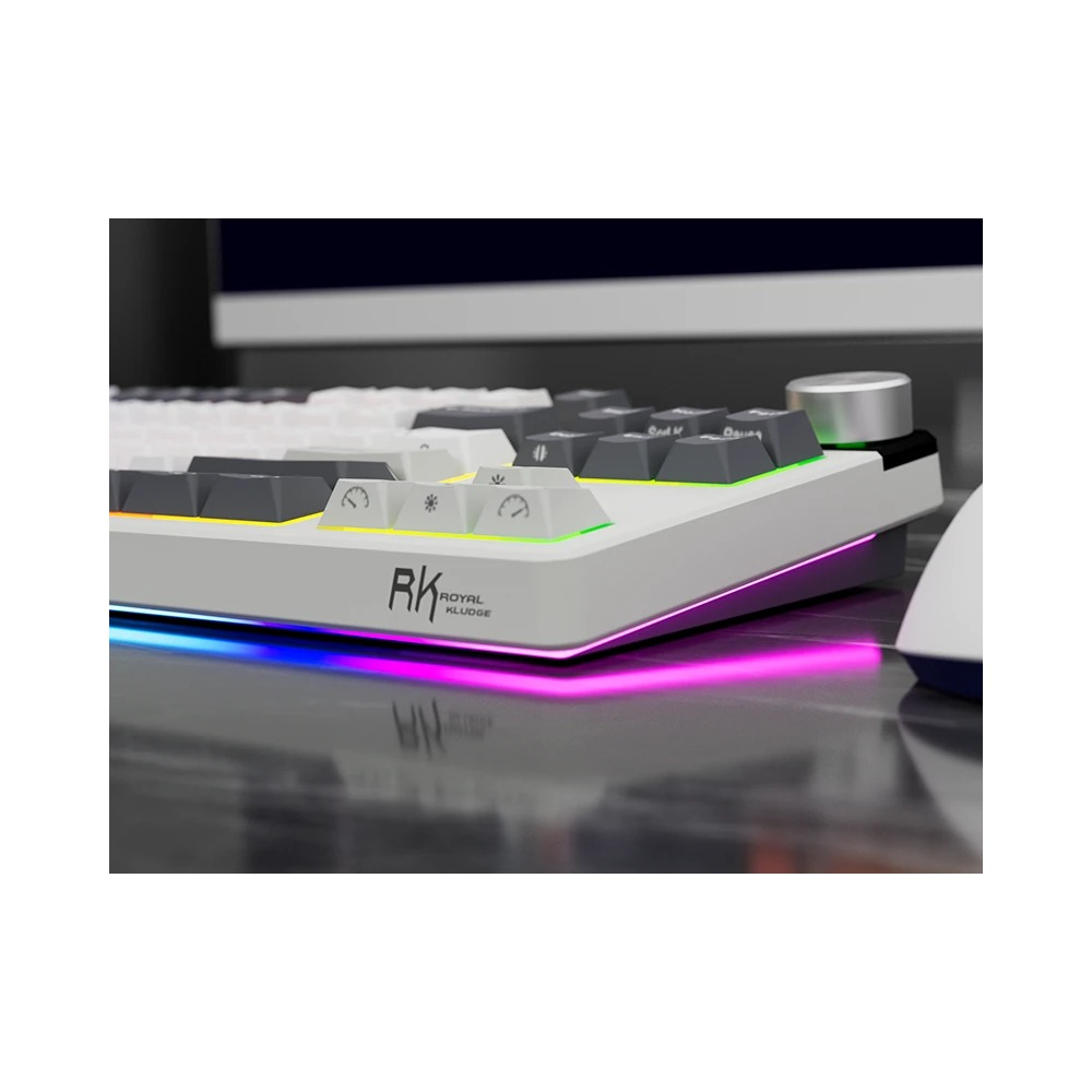 Zbliżenie biało-szarej klawiatury mechanicznej z świecącym podświetleniem RGB na ciemnym biurku.