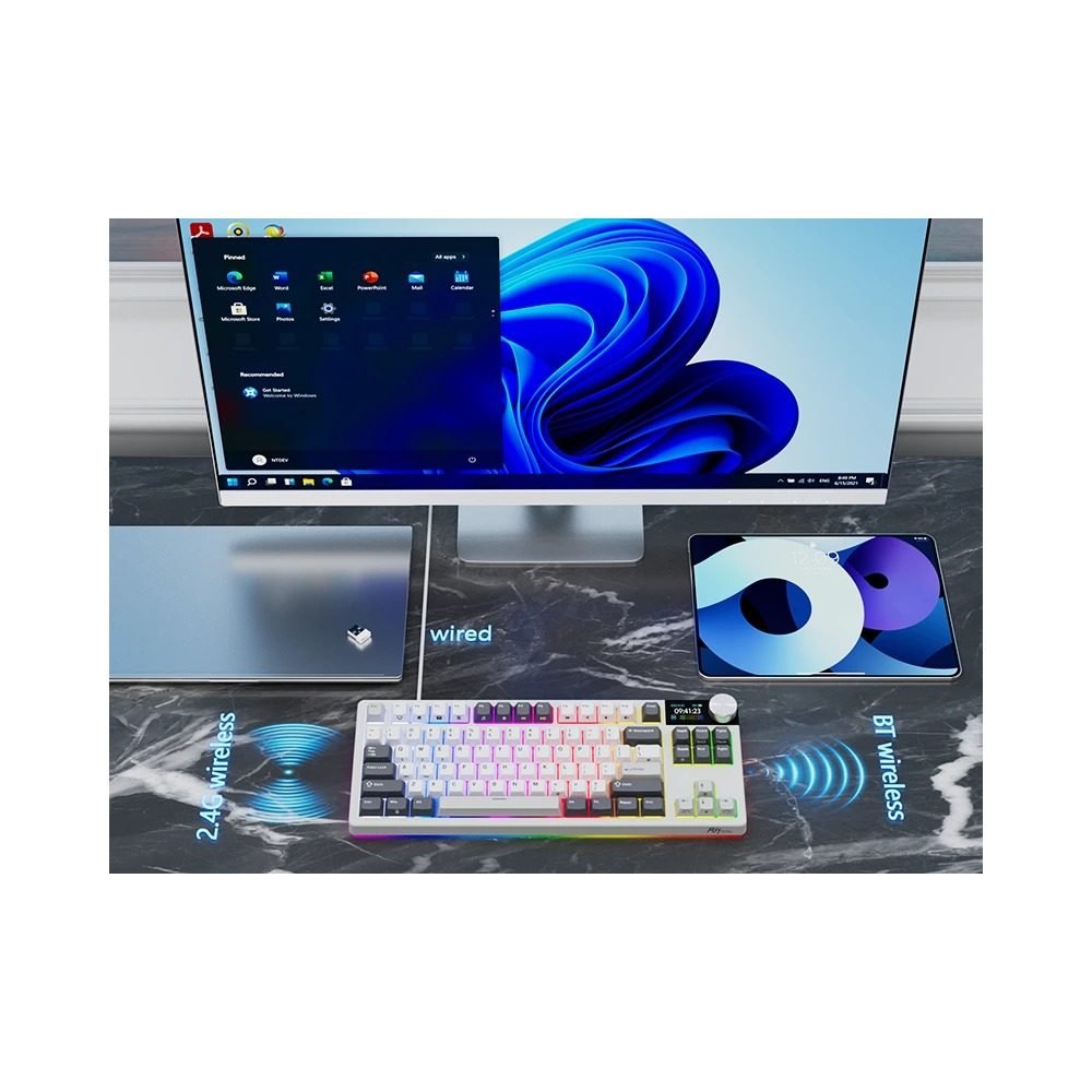 Biurko z monitorem, tabletem, laptopem i kolorową klawiaturą RGB obsługującą tryby przewodowe i bezprzewodowe.