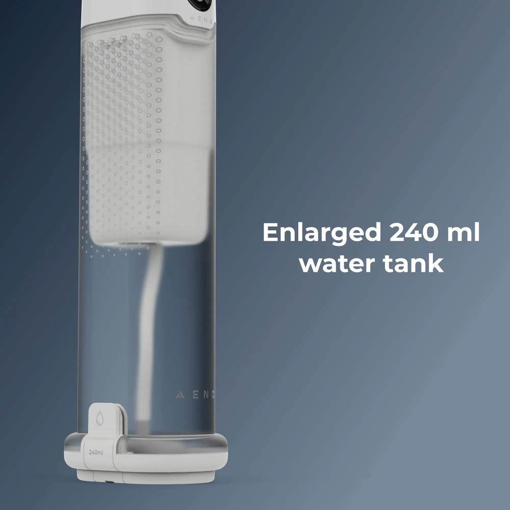 Primo piano di un serbatoio d'acqua da 240 ml su sfondo blu con testo.