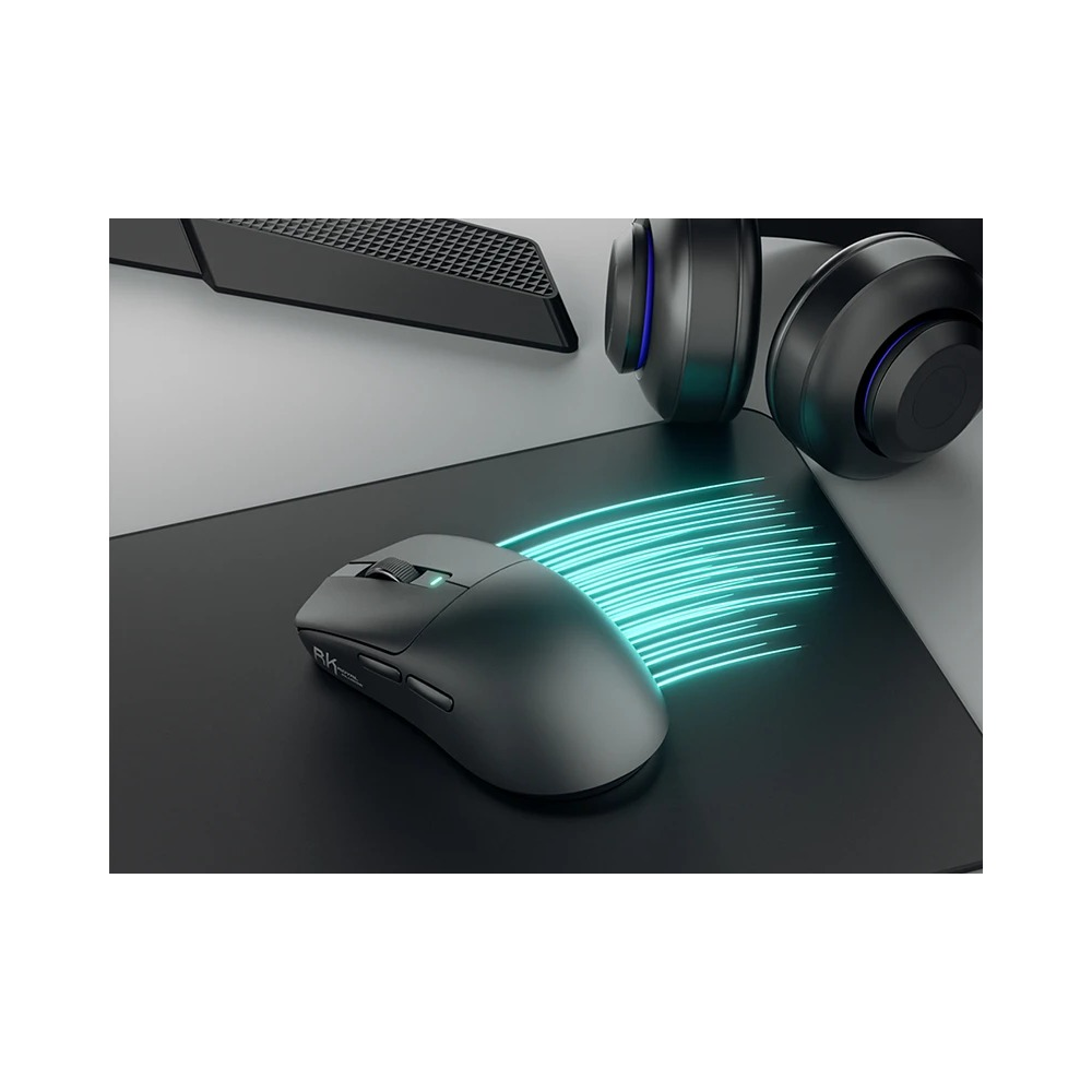 Arka planda kulaklık olan, mouse pad üzerinde mavi hareket çizimleriyle siyah bir oyuncu fares.