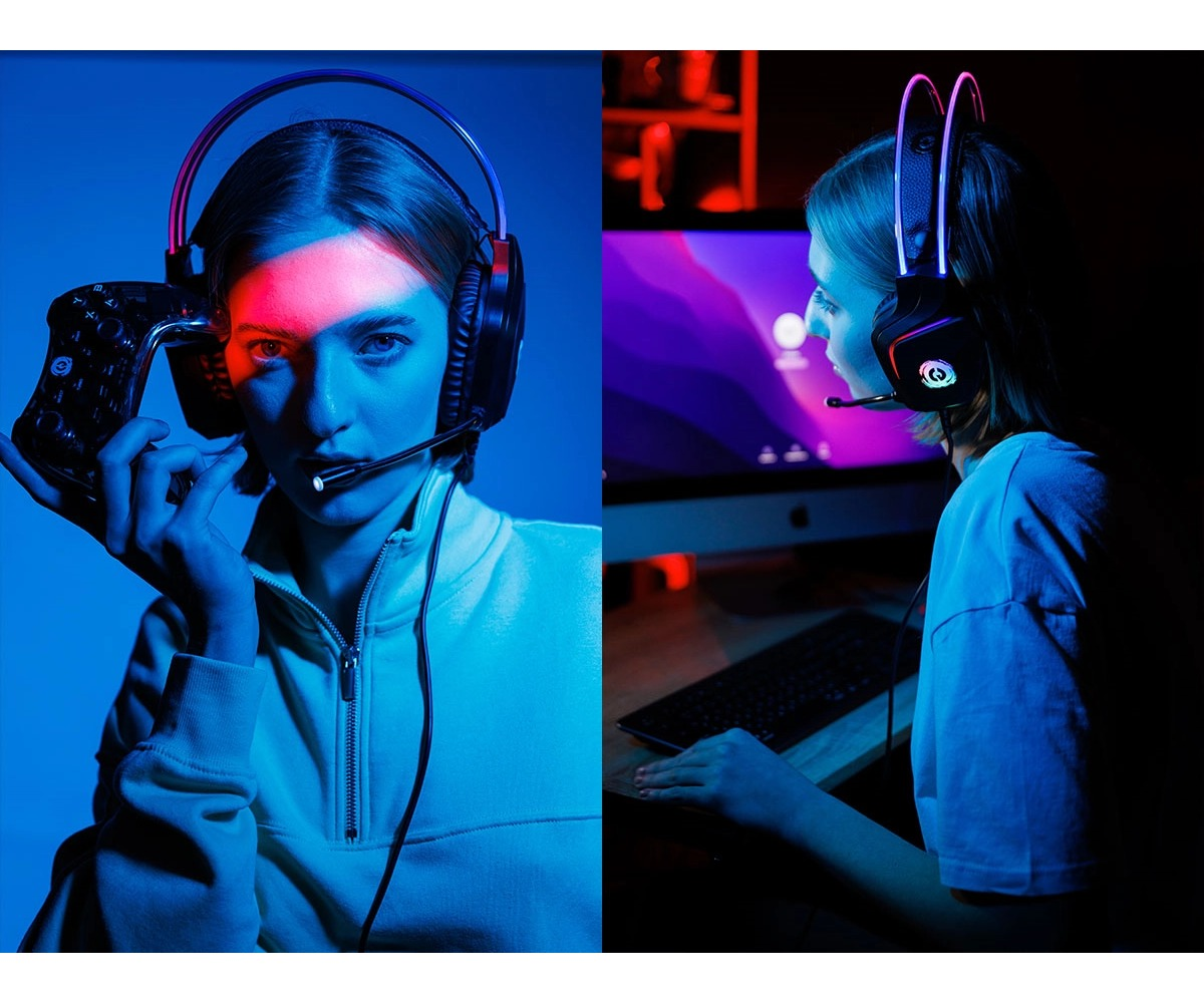 Gamerka w świecących słuchawkach trzyma kontroler i siedzi przed komputerem.