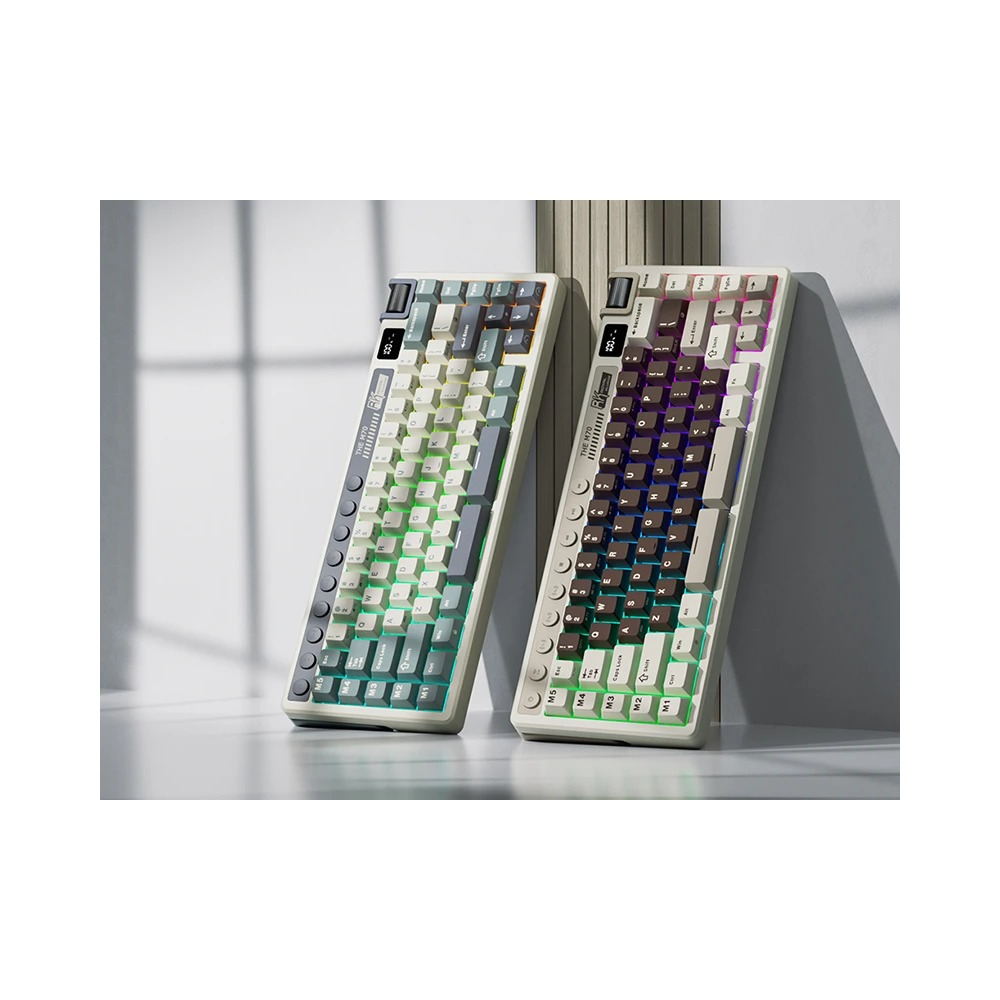 Dwie klawiatury mechaniczne z podświetleniem RGB stoją na stole, oparte o ścianę.
