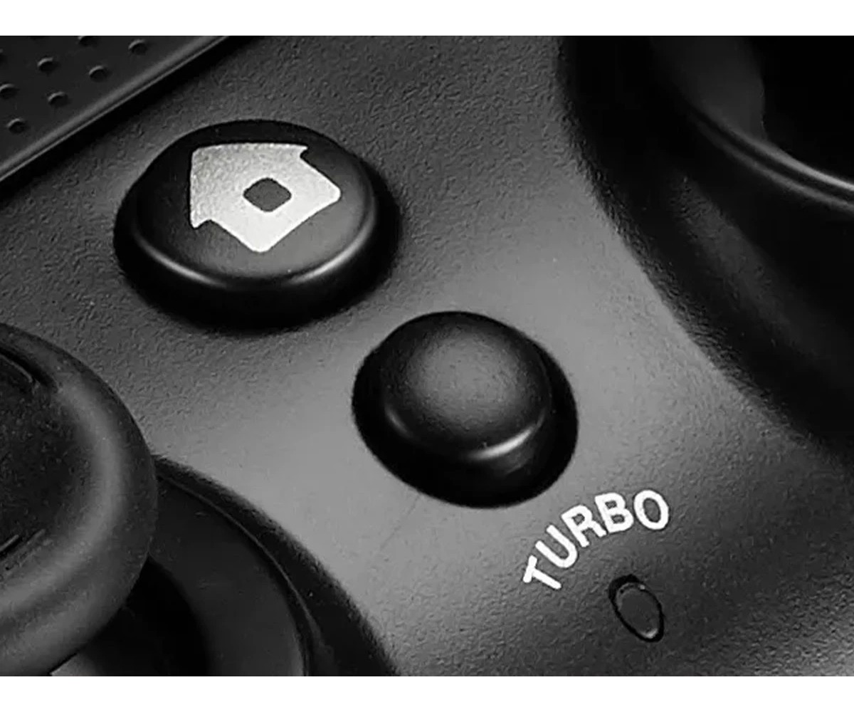 Nahaufnahme eines schwarzen Gamecontrollers mit Home- und Turbo-Tasten.