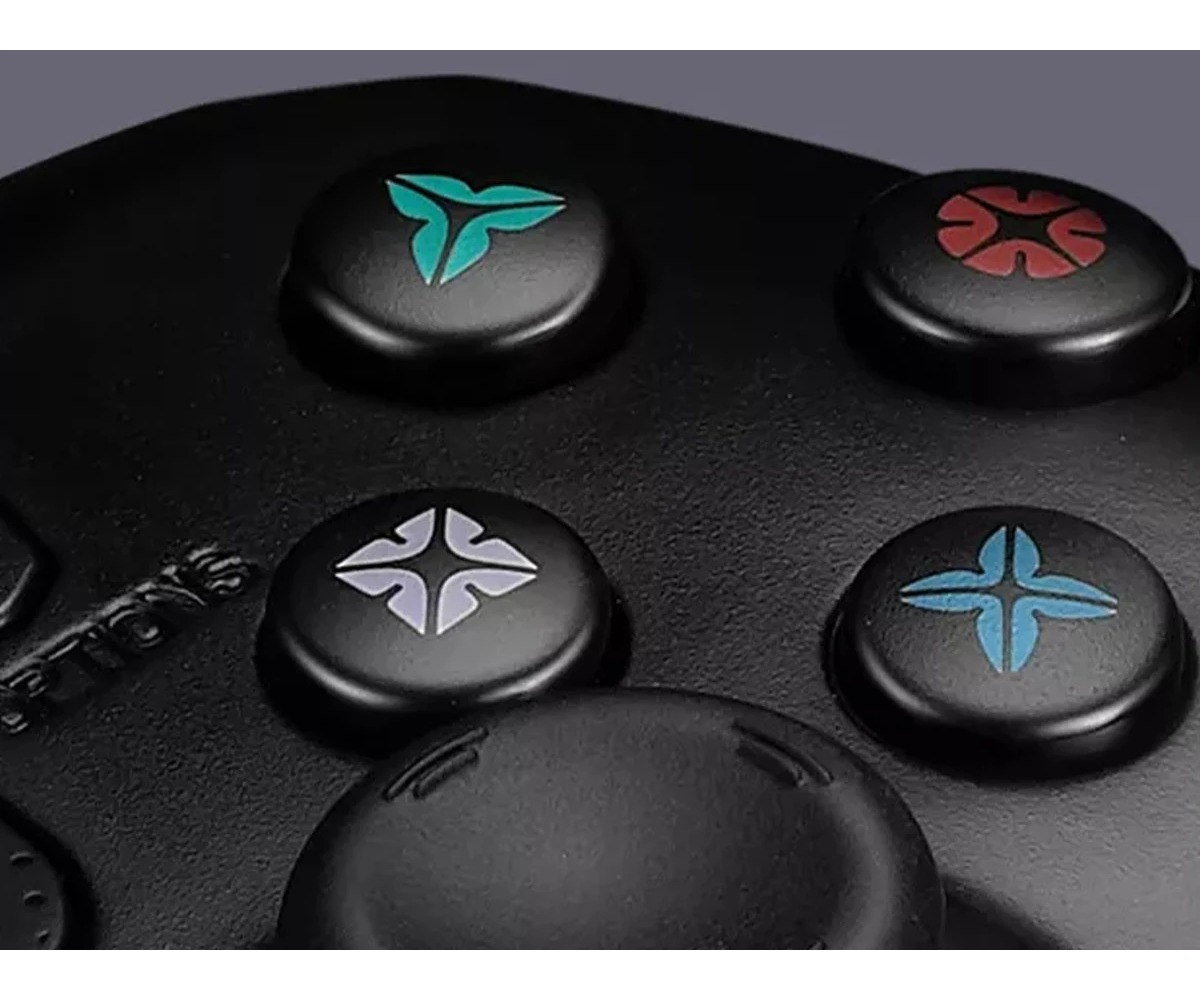 Nahaufnahme eines schwarzen Controllers mit bunten Symboltasten und Analogstick.