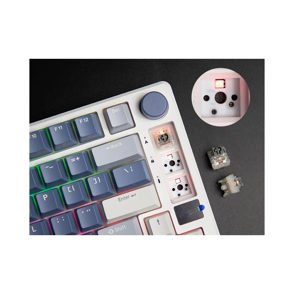Teclado mecánico blanco y azul con iluminación RGB y dos interruptores extraídos.