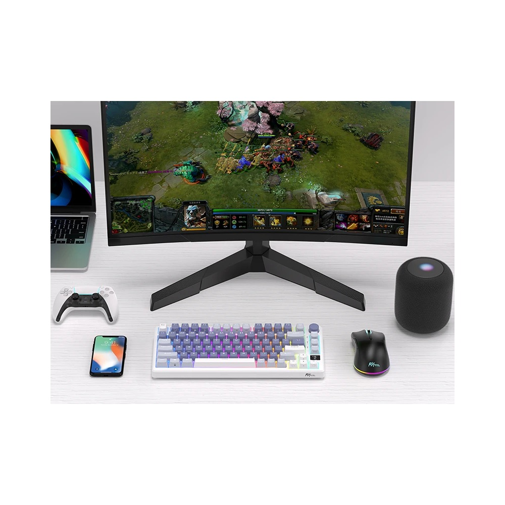 Un equipo de juego con monitor, teclado blanco, ratón negro, mando, smartphone, portátil y altavoz.
