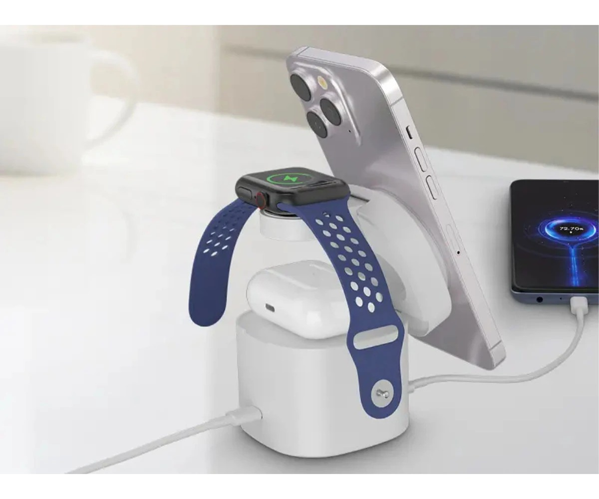 Biała bezprzewodowa stacja ładująca zasila smartfon, smartwatch i słuchawki na biurku.