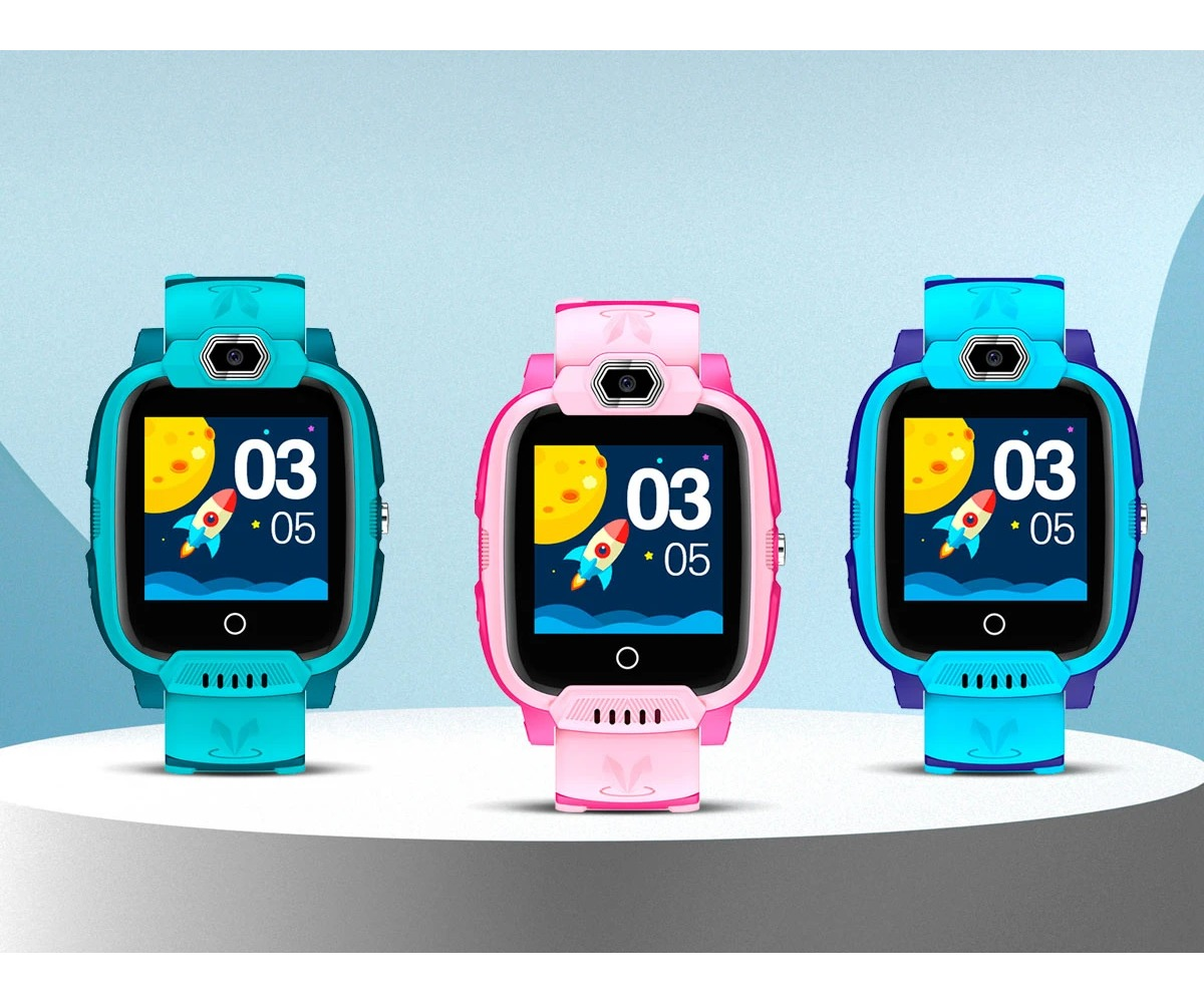 Trzy kolorowe smartwatch dla dzieci z wyświetlaczem o tematyce kosmicznej obok siebie.