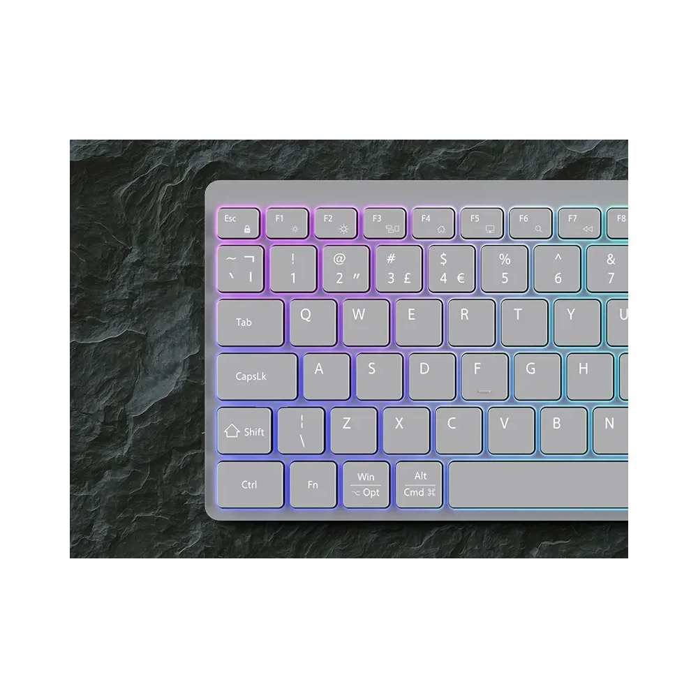 Szara klawiatura z kolorowym podświetleniem RGB na czarnym tle.