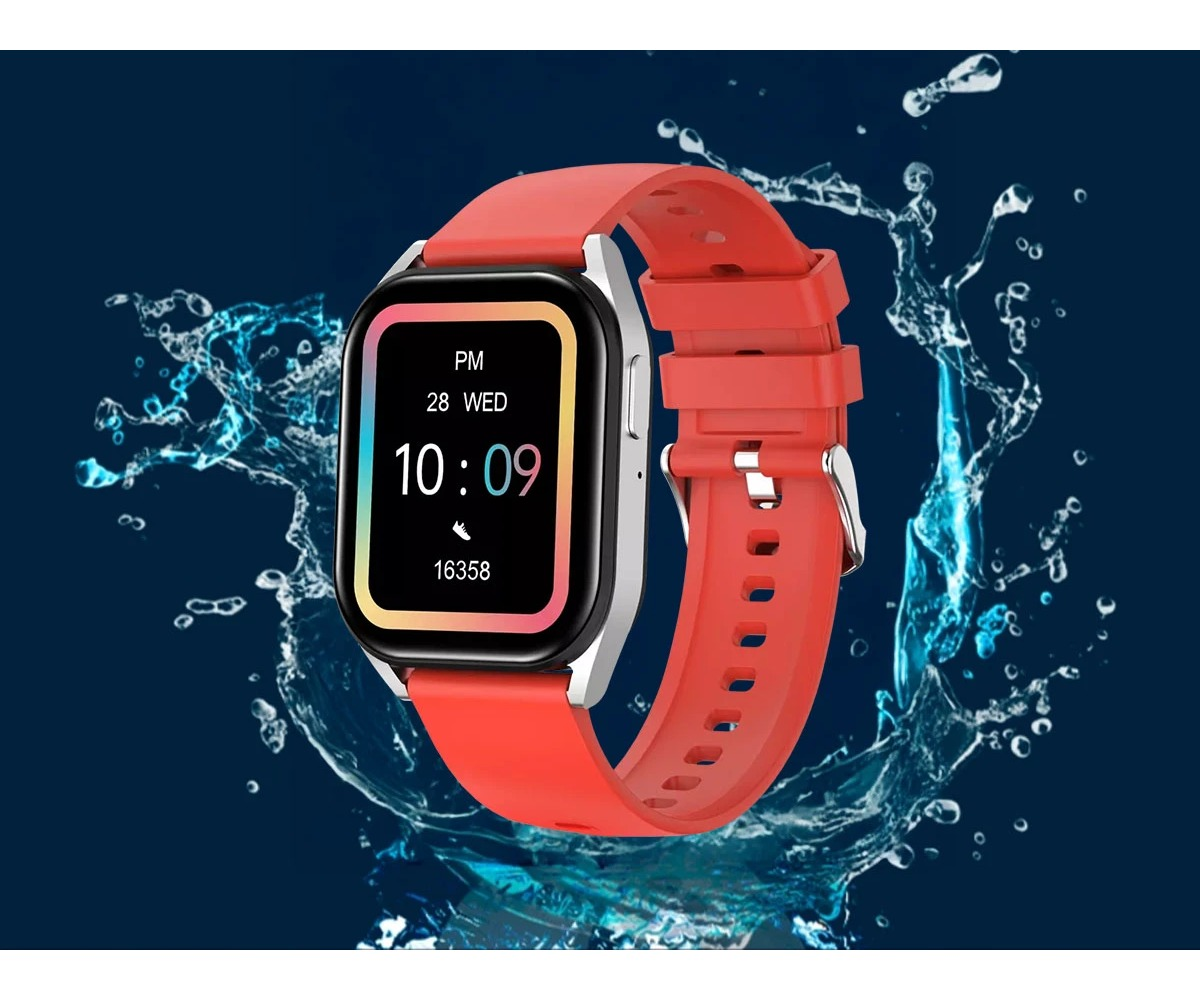 Smartwatch z czerwonym paskiem na niebieskim tle z rozbryzgami wody.