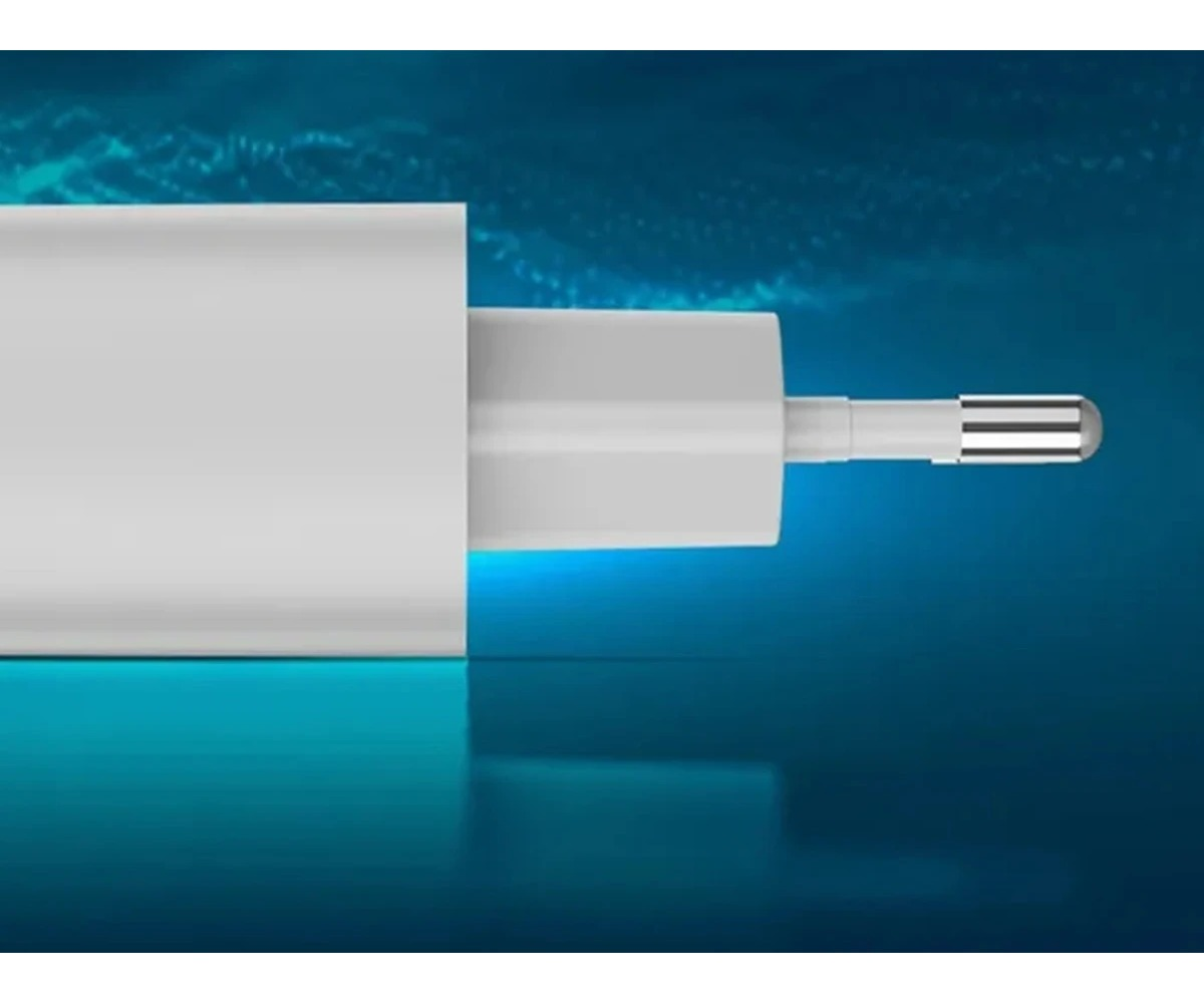Biała wtyczka elektroniczna ze srebrnym metalowym pinem na ciemnoniebieskim tle.
