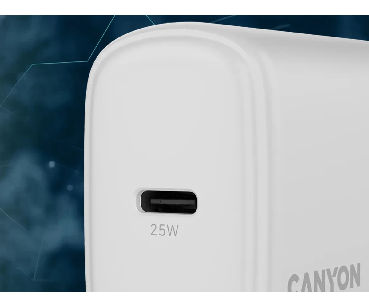 Zbliżenie białej ładowarki sieciowej Canyon 25W z portem USB-C na ciemnoniebieskim tle.