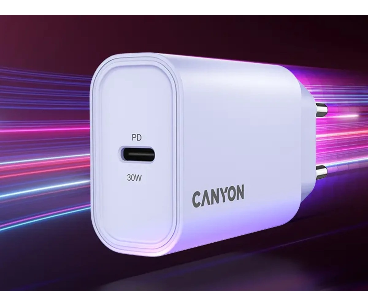 Biała ładowarka sieciowa USB-C Canyon 30W na abstrakcyjnym, jasnym tle ze smugami światła.