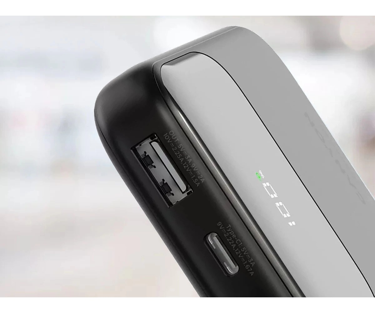 Powerbank z portami USB-A i USB-C oraz cyfrowym wyświetlaczem.