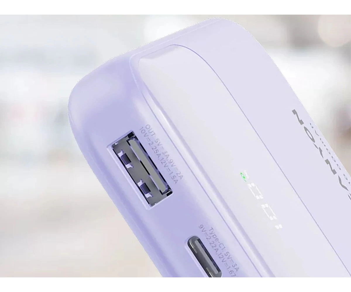 Zblizenie jasnofioletowego powerbanka z portami USB-A i USB-C.