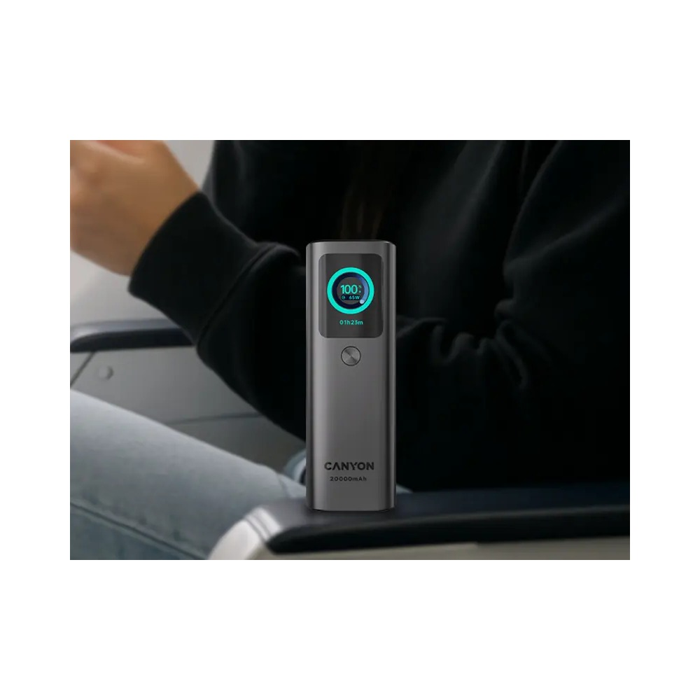 Szary powerbank Canyon 20000mAh na podłokietniku z cyfrowym wyświetlaczem.
