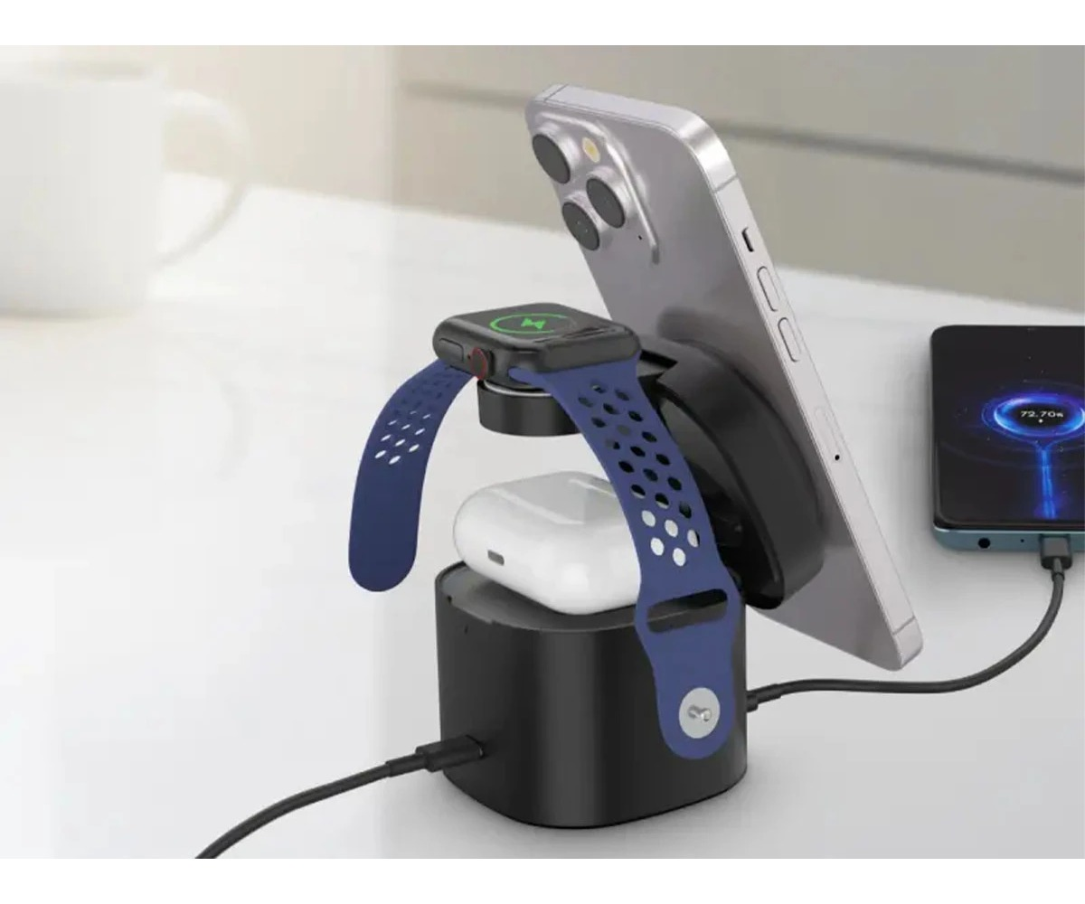 Czarna stacja ładująca 3 w 1 na białym biurku,trzymająca smartfon, smartwatch i bezprzewodowe słuchawki w etui.