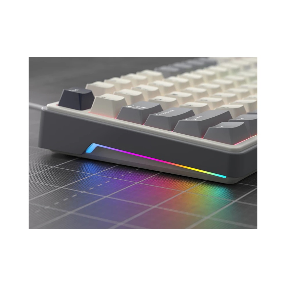 Mechaniczna klawiatura z biało-szarymi klawiszami i żywym podświetleniem RGB na podkładce w kratkę.