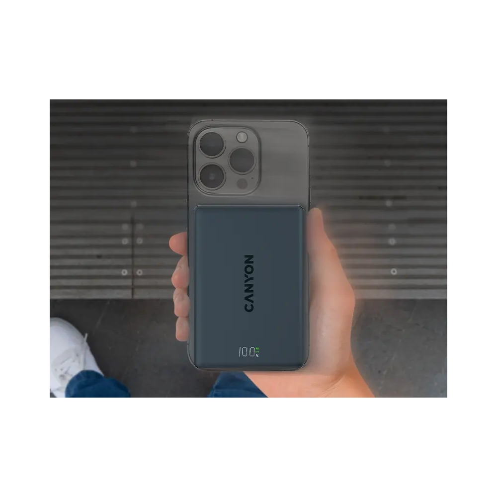 Dłoń trzyma smartfon z magnetycznym powerbankiem Canyon z tyłu.
