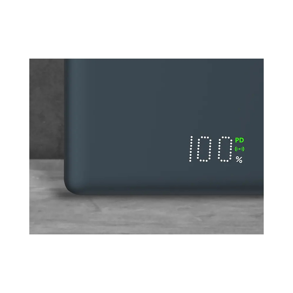 Ciemnoszary powerbank z wyświetlaczem LED pokazującym 100 procent baterii i szybkie ładowanie PD na szarej powierzchni.