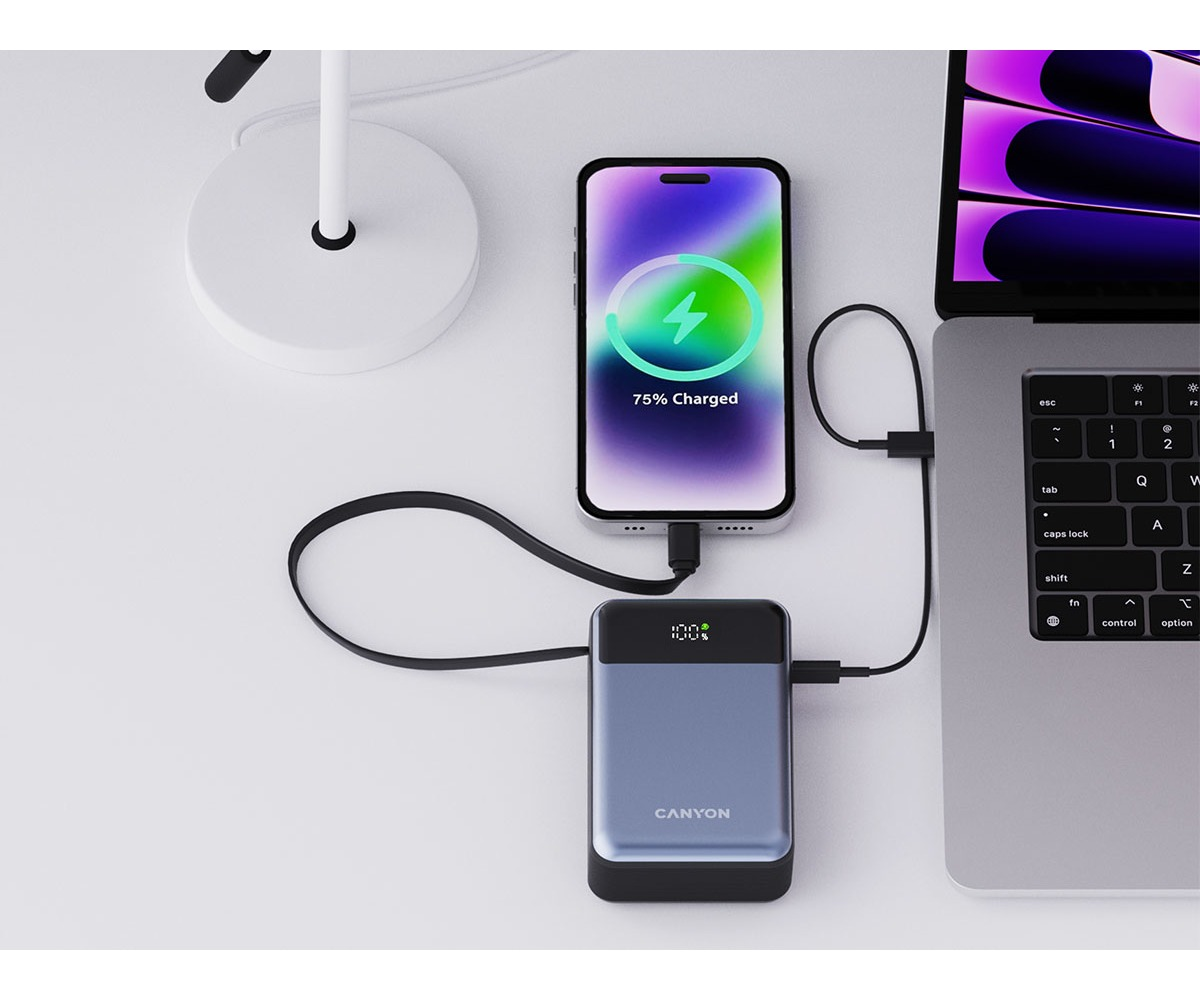 Powerbank ładuje smartfon i jest połączony z laptopem na biurku.