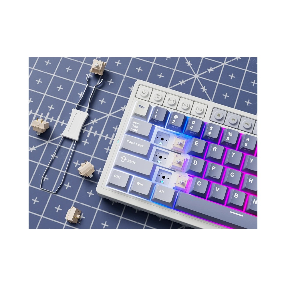 Mechaniczna klawiatura z oświetleniem RGB, zdjętymi nasadkami klawiszy i ściągaczem do przełączników.