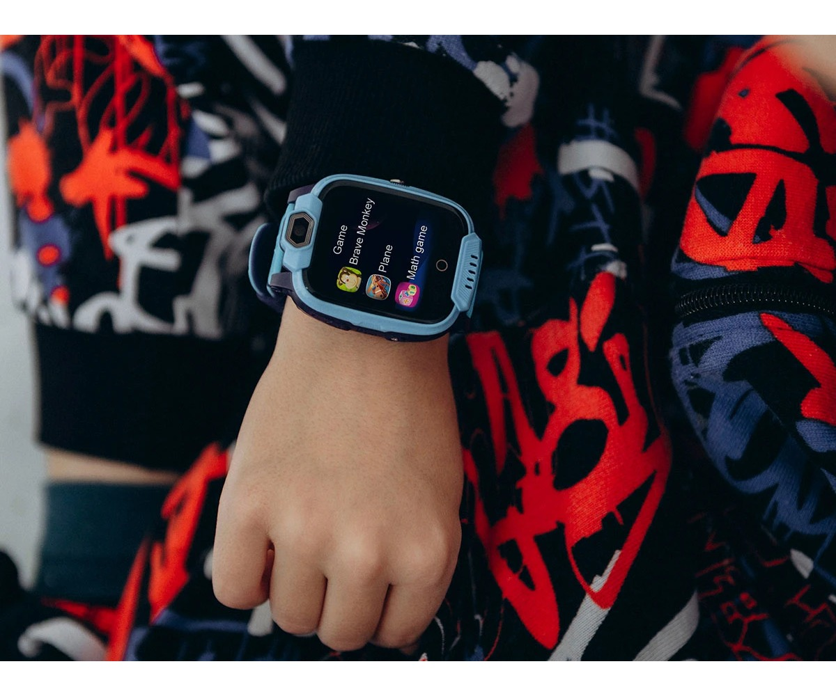 Dziecko nosi jasnoniebieski smartwatch z ikonami aplikacji na tle kolorowej kurtki.