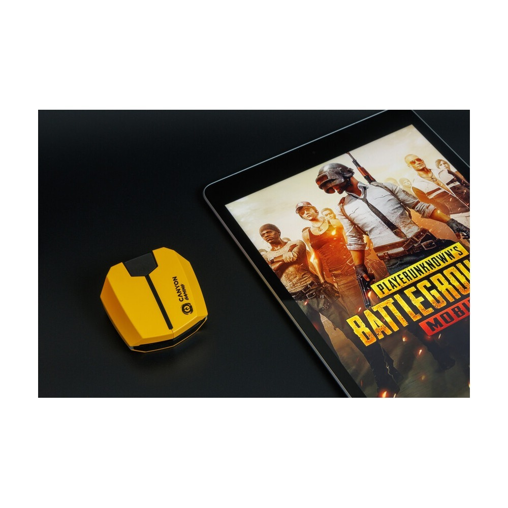 Ein gelber mobiler Gaming-Controller liegt auf einer dunklen Oberfläche neben einem Tablet mit dem PUBG Mobile Spiel.
