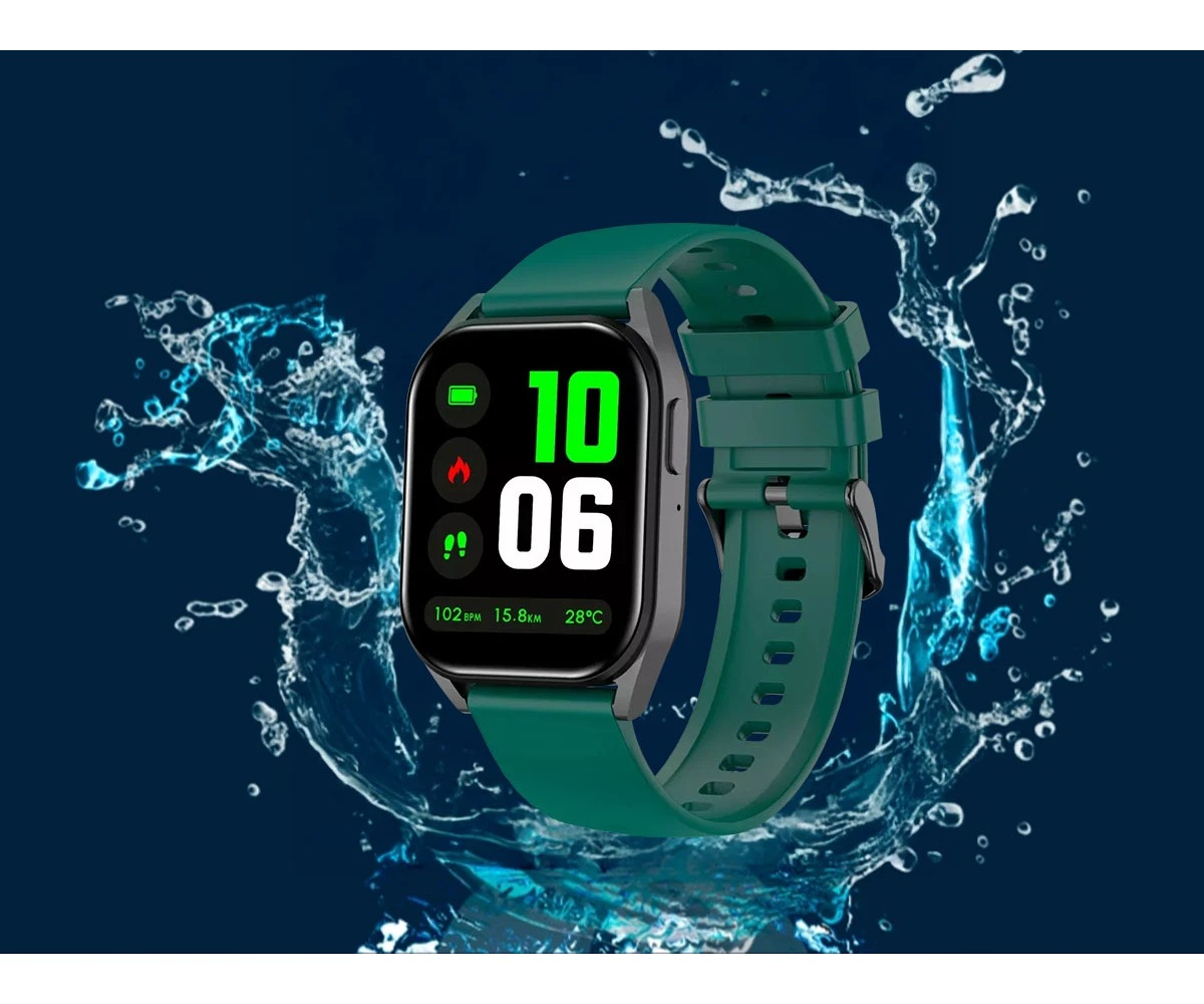 Zielony smartwatch z cyfrową tarczą na niebieskim tle z rozbryzgami wody.