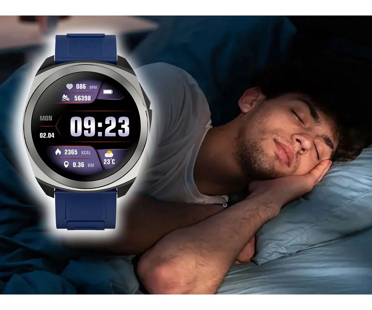 Młody mężczyzna śpi spokojnie w łóżku, podczas gdy na pierwszym planie smartwatch pokazuje godzinę i dane o zdrowiu.