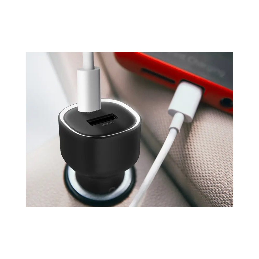 Czarna ładowarka samochodowa USB z białym pierścieniem w gniazdku, podłączony biały kabel.