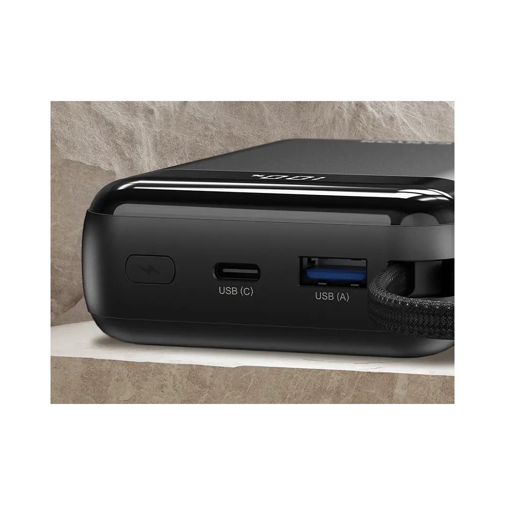 Czarny powerbank z przyciskiem zasilania, portami USB-C i USB-A oraz cyfrowym wyświetlaczem.