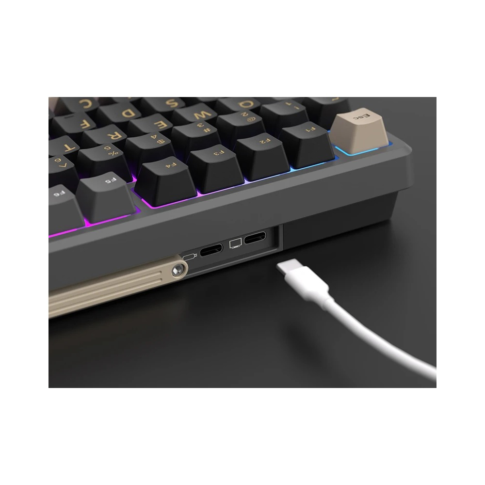 Primer plano de un teclado mecánico con iluminación RGB y un cable USB-C cerca.