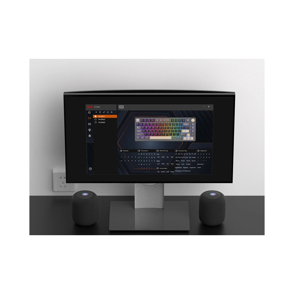 Una pantalla de ordenador muestra software de teclado, flanqueada por dos altavoces inteligentes.
