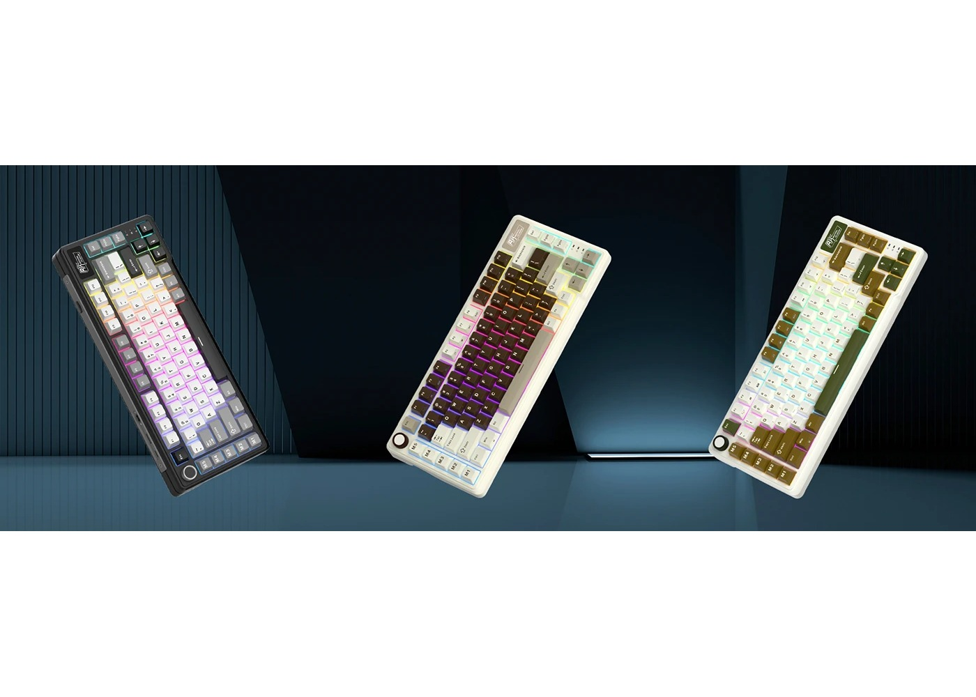 Trzy klawiatury mechaniczne z podświetleniem RGB są pokazane na ciemnym tle z niebieskim oświetleniem.